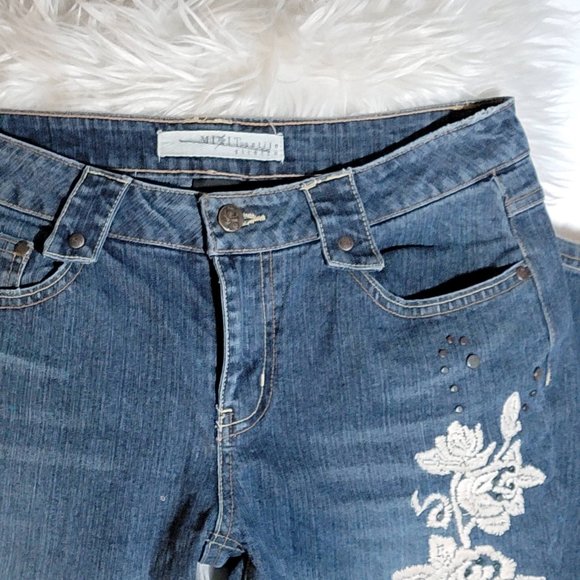 Mixit Dark Wash Cropped Jeggings. Embroidered flowers! Size 8 Petite - Picture 2 of 9